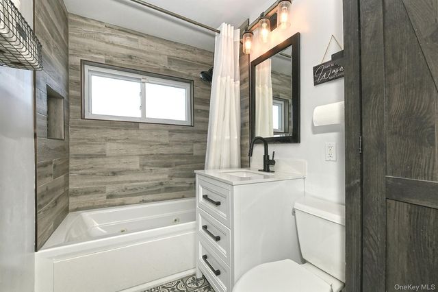 14 Thimble Lane, Hicksville, NY 11801