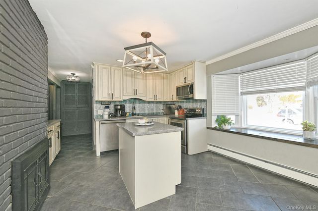 14 Thimble Lane, Hicksville, NY 11801