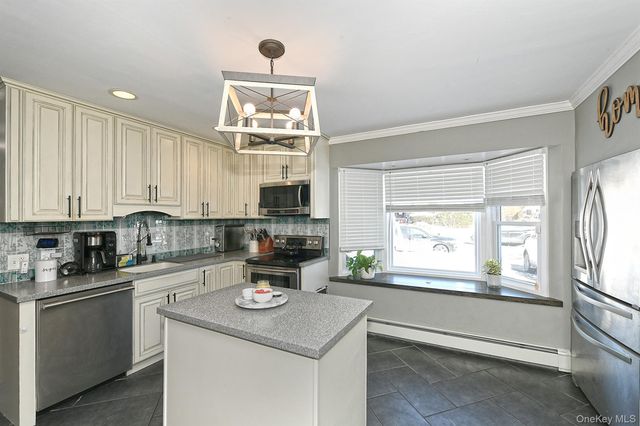 14 Thimble Lane, Hicksville, NY 11801