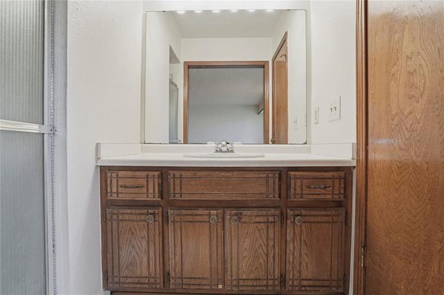 1332 NE 19th Place, Moore, OK 73160