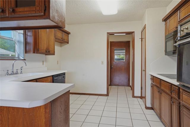 1332 NE 19th Place, Moore, OK 73160