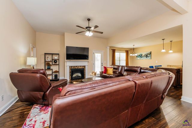 124 Hawks Ridge Trace, Byron, GA 31008