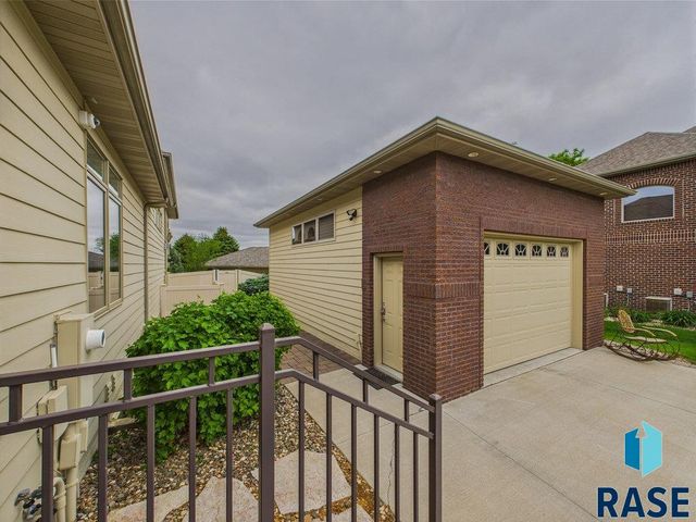 3001 S St Francis Ln Lane, Sioux Falls, SD 57103