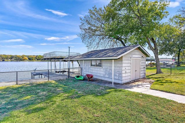 827 Kiowa Drive W, Lake Kiowa, TX 76240