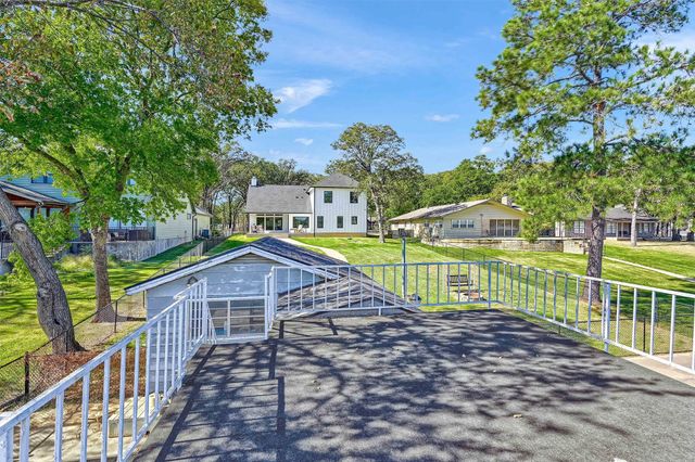 827 Kiowa Drive W, Lake Kiowa, TX 76240