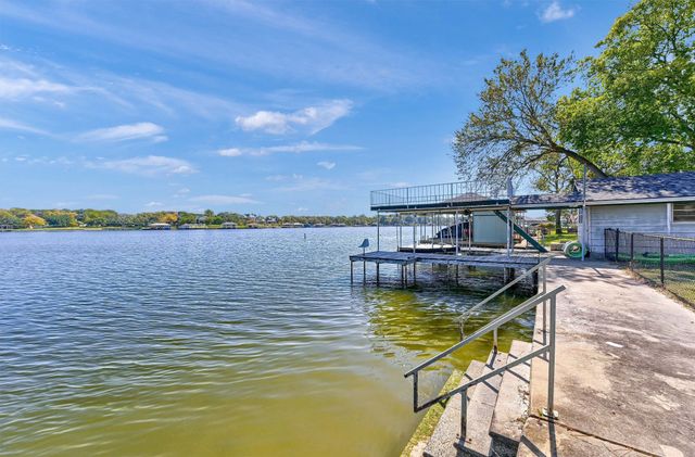 827 Kiowa Drive W, Lake Kiowa, TX 76240
