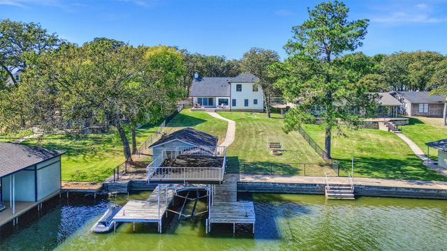 827 Kiowa Drive W, Lake Kiowa, TX 76240