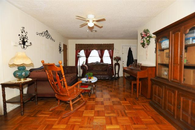 405 Center Way Street, Lake Jackson, TX 77566