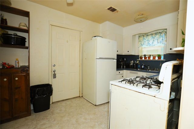 405 Center Way Street, Lake Jackson, TX 77566