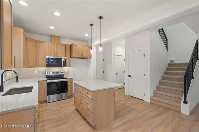 351 E Grosbeak AVE, Hayden, ID 83835