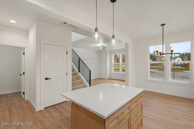 351 E Grosbeak AVE, Hayden, ID 83835