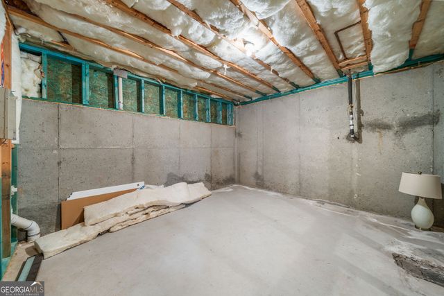 2061 Vicarage Lane, Snellville, GA 30078