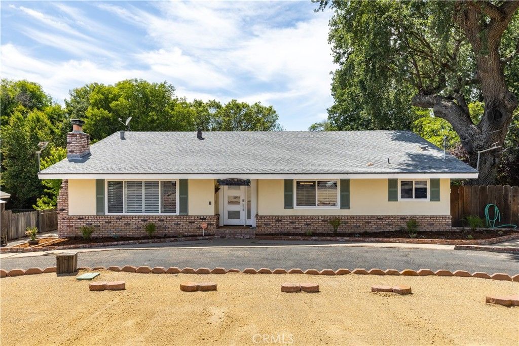 Image 1 of property listing at 8130 Azucena, Atascadero, CA 93422