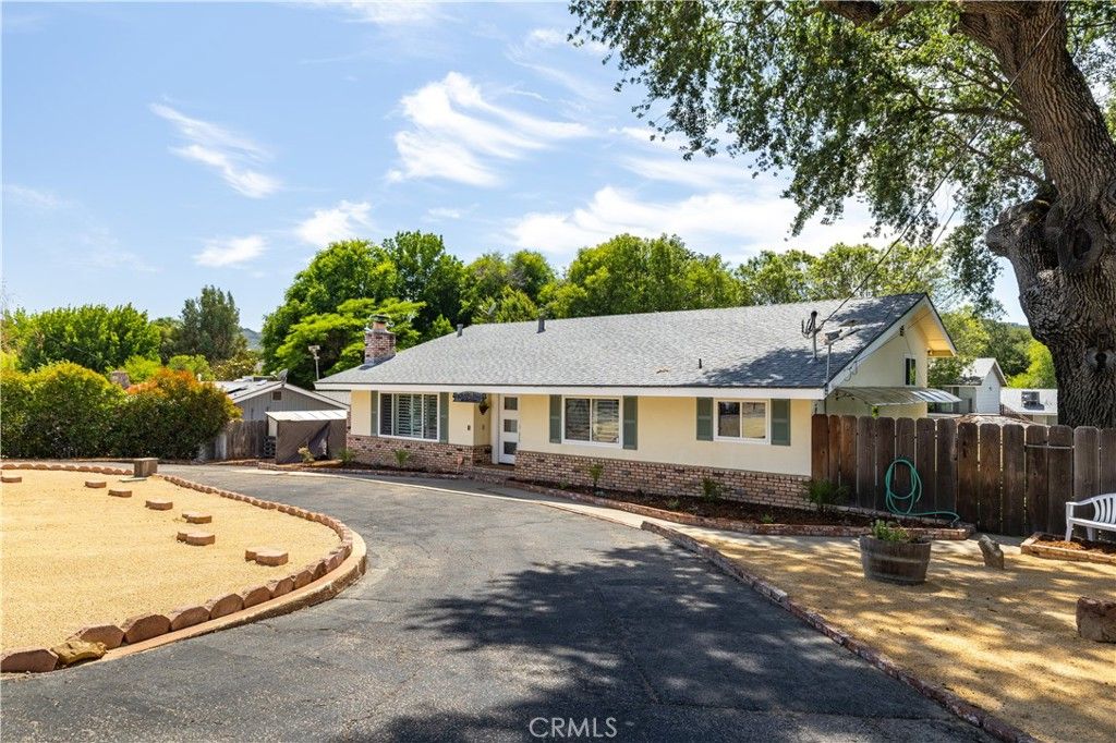Image 2 of property listing at 8130 Azucena, Atascadero, CA 93422