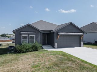 917 N Willow Court, Tonganoxie, KS 66086