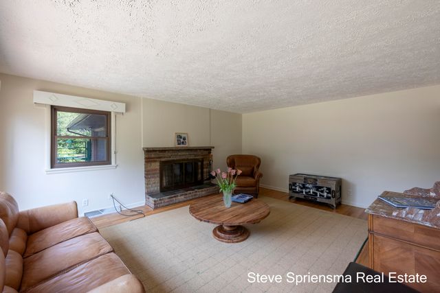 4372 Cordes Avenue NW, Comstock Park, MI 49321