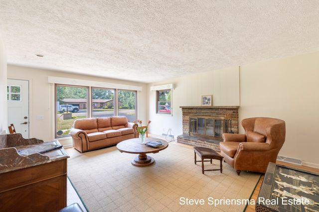4372 Cordes Avenue NW, Comstock Park, MI 49321