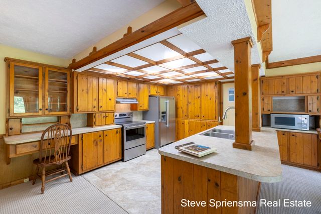 4372 Cordes Avenue NW, Comstock Park, MI 49321