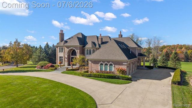 4650 Gatehouse Court, Oakland Charter Township, MI 48306