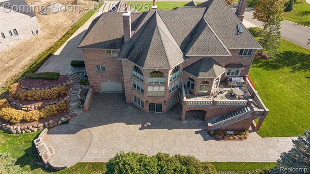 4650 Gatehouse Court, Oakland Charter Township, MI 48306