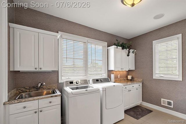 4650 Gatehouse Court, Oakland Charter Township, MI 48306