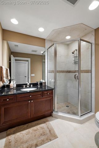 4650 Gatehouse Court, Oakland Charter Township, MI 48306