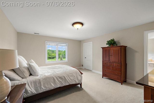 4650 Gatehouse Court, Oakland Charter Township, MI 48306