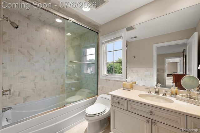 4650 Gatehouse Court, Oakland Charter Township, MI 48306