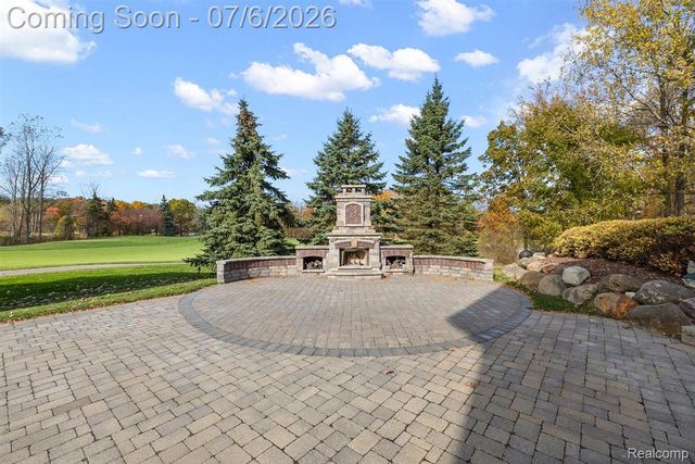4650 Gatehouse Court, Oakland Charter Township, MI 48306