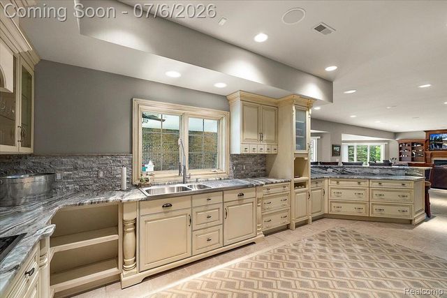 4650 Gatehouse Court, Oakland Charter Township, MI 48306