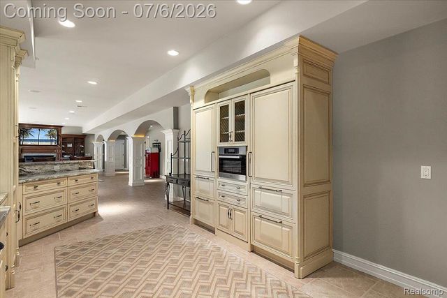 4650 Gatehouse Court, Oakland Charter Township, MI 48306