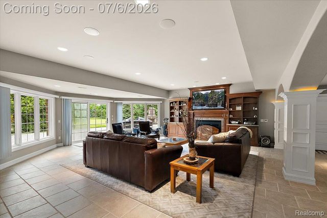 4650 Gatehouse Court, Oakland Charter Township, MI 48306