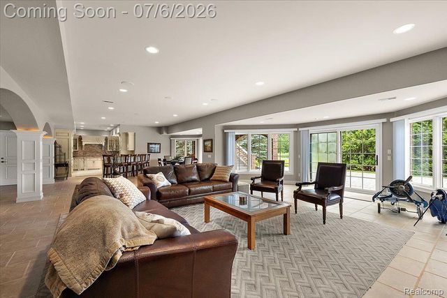 4650 Gatehouse Court, Oakland Charter Township, MI 48306