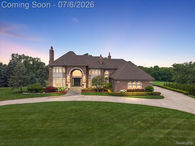 4650 Gatehouse Court, Oakland Charter Township, MI 48306