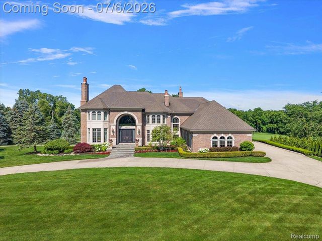 4650 Gatehouse Court, Oakland Charter Township, MI 48306