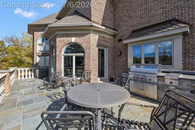 4650 Gatehouse Court, Oakland Charter Township, MI 48306