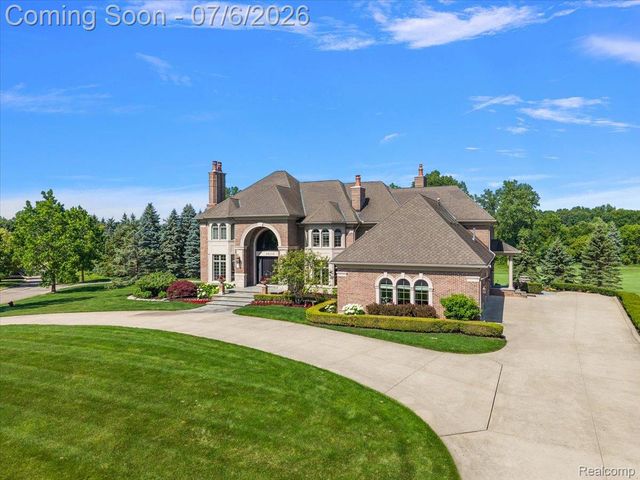 4650 Gatehouse Court, Oakland Charter Township, MI 48306