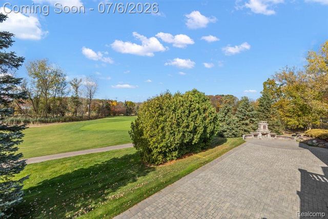 4650 Gatehouse Court, Oakland Charter Township, MI 48306