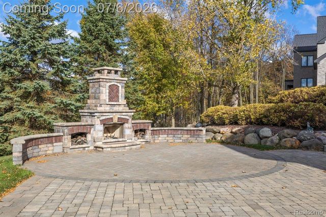 4650 Gatehouse Court, Oakland Charter Township, MI 48306