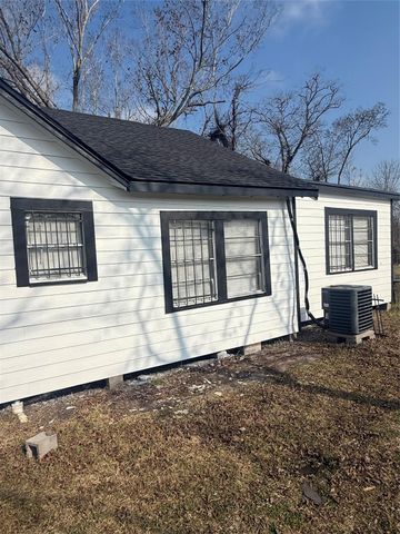 210 S Pecan Drive, Texas City, TX 77591