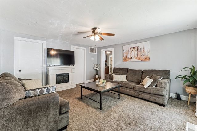 1014 W Logan Avenue, Guthrie, OK 73044