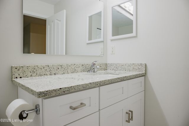 1300 Bee Ln 103, Louisville, KY 40243