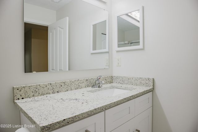 1300 Bee Ln 103, Louisville, KY 40243