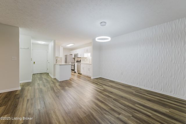 1300 Bee Ln 103, Louisville, KY 40243