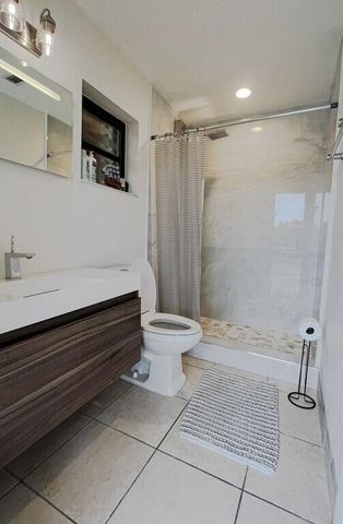 1104 WASHINGTON Street, Hollywood, FL 33019