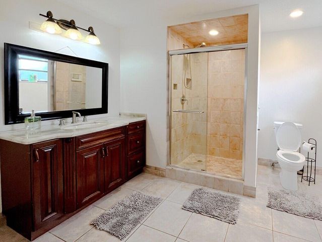 1104 WASHINGTON Street, Hollywood, FL 33019
