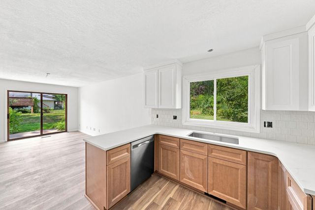 8687 Ridgewind Road, Eden Prairie, MN 55344