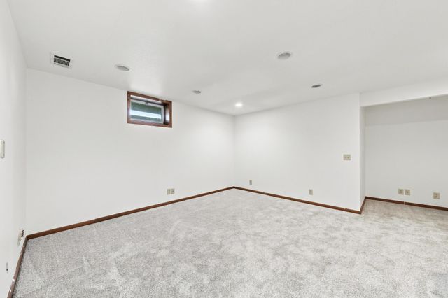8687 Ridgewind Road, Eden Prairie, MN 55344