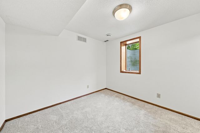 8687 Ridgewind Road, Eden Prairie, MN 55344