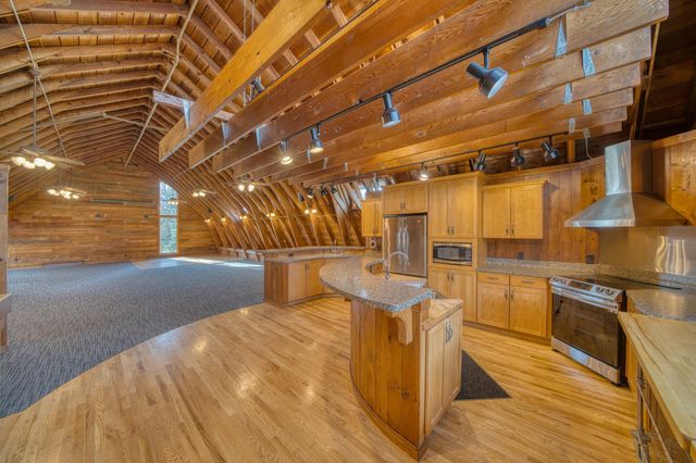 8687 Ridgewind Road, Eden Prairie, MN 55344